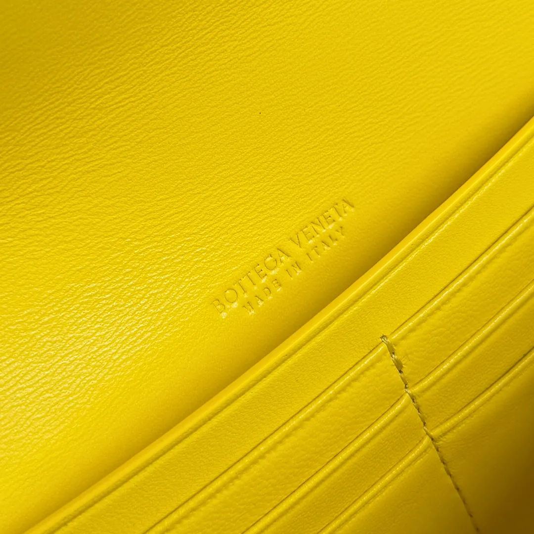 The batch of 1680 BV Andiamo evening handbags has been heavily planted again~ The designer aesthetics in the era of economic downturn are back. I fall in love with it at first sight and can't put it down. It's so beautiful and full of aura. The shape and texture are very competitive. It's light in weight and has sufficient capacity. It's a must-have for fashionistas. It's suitable for many occasions, minimalist, high-end and light luxury. Model No.: 741511 Size: 31*13*3cm